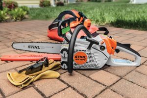 Gas powered chainsaw